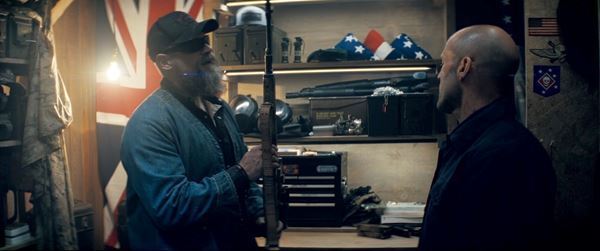 ステイサム専属の武器ソムリエ!?『ワーキングマン』頼れる戦友役デヴィッド・ハーバー場面カット公開