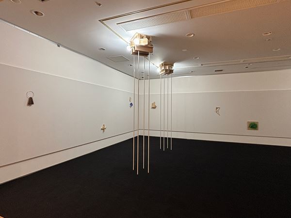 【展示レポート】『ほぼ、空：青木淳＋リチャード・タトル』　3つのエレメントで美術館の空間全体を再構成した建築家と美術家の実験的試み
