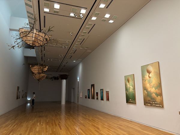 【展示レポート】『ほぼ、空：青木淳＋リチャード・タトル』　3つのエレメントで美術館の空間全体を再構成した建築家と美術家の実験的試み