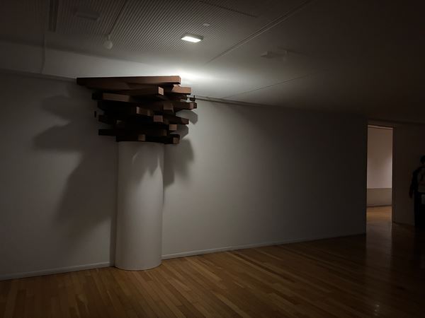 【展示レポート】『ほぼ、空：青木淳＋リチャード・タトル』　3つのエレメントで美術館の空間全体を再構成した建築家と美術家の実験的試み