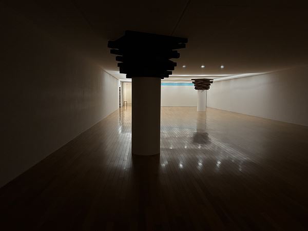 【展示レポート】『ほぼ、空：青木淳＋リチャード・タトル』　3つのエレメントで美術館の空間全体を再構成した建築家と美術家の実験的試み