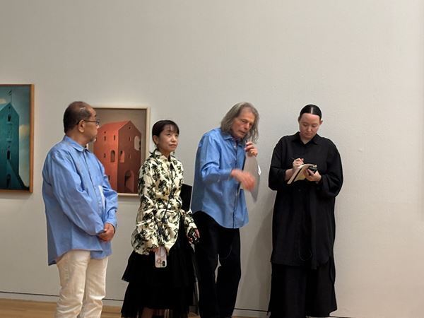 【展示レポート】『ほぼ、空：青木淳＋リチャード・タトル』　3つのエレメントで美術館の空間全体を再構成した建築家と美術家の実験的試み