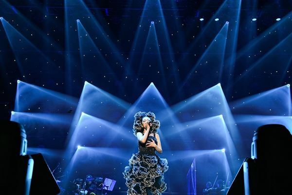 MISIAが見せた真骨頂！ ステージ転倒も演出に変え、MCなしで25曲を完唱した『星空のライヴXⅢ』東京公演【オフィシャルレポート】