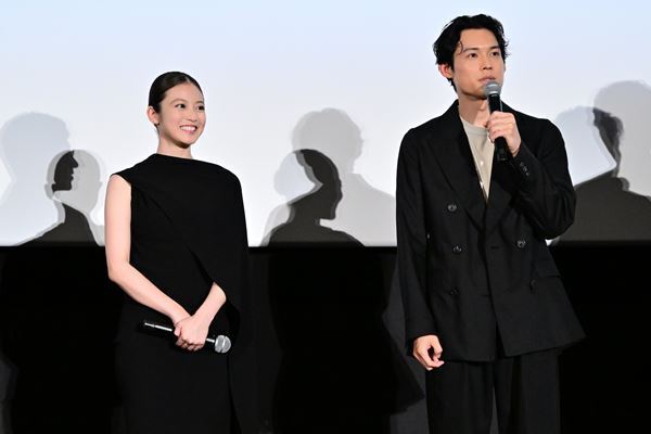 松村北斗＆今田美桜ら豪華キャストが登壇！『白鳥とコウモリ』完成披露試写会レポート