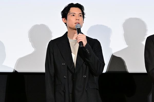 松村北斗＆今田美桜ら豪華キャストが登壇！『白鳥とコウモリ』完成披露試写会レポート