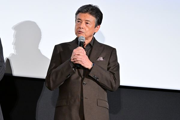 松村北斗＆今田美桜ら豪華キャストが登壇！『白鳥とコウモリ』完成披露試写会レポート