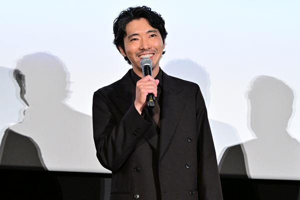 松村北斗＆今田美桜ら豪華キャストが登壇！『白鳥とコウモリ』完成披露試写会レポート