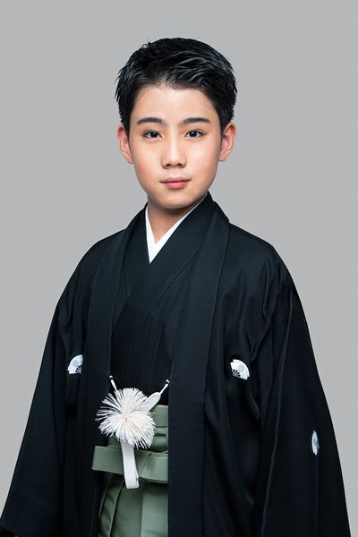 『ジョジョ』荒木飛呂彦デザイン「六月博多座大歌舞伎」襲名披露祝幕公開　八代目尾上菊五郎「音羽屋の伝統と革新を体現」