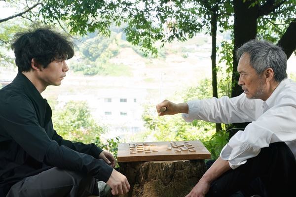 坂口健太郎×渡辺謙『盤上の向日葵』主人公の“激動の人生”が渦巻く場面写真一挙9点公開
