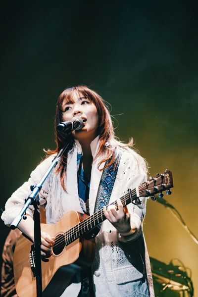 にしな、3年半の軌跡を詰め込んだ最新アルバム『日々散漫』制作背景＆全国ツアーへの思い語る「目の前にいる人を幸せにすることが大事」