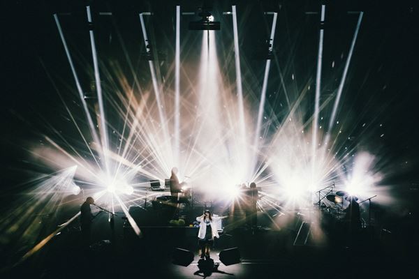 にしな、3年半の軌跡を詰め込んだ最新アルバム『日々散漫』制作背景＆全国ツアーへの思い語る「目の前にいる人を幸せにすることが大事」