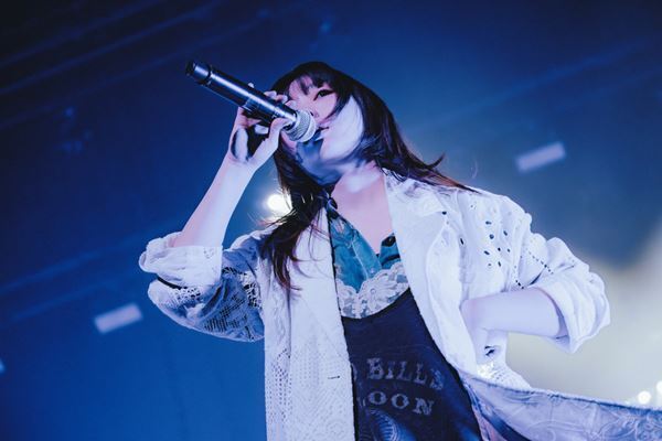 にしな、3年半の軌跡を詰め込んだ最新アルバム『日々散漫』制作背景＆全国ツアーへの思い語る「目の前にいる人を幸せにすることが大事」