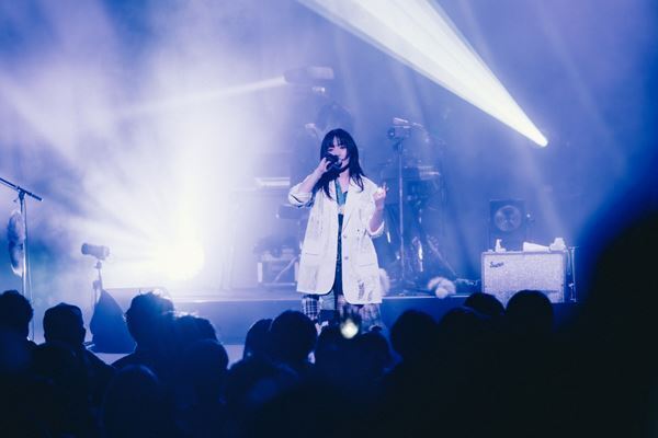 にしな、3年半の軌跡を詰め込んだ最新アルバム『日々散漫』制作背景＆全国ツアーへの思い語る「目の前にいる人を幸せにすることが大事」