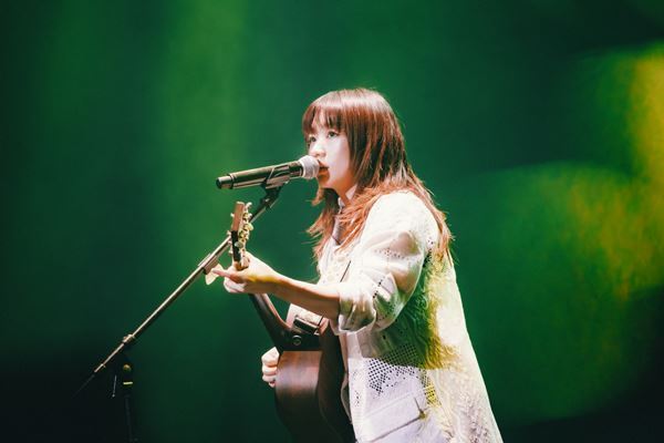 にしな、3年半の軌跡を詰め込んだ最新アルバム『日々散漫』制作背景＆全国ツアーへの思い語る「目の前にいる人を幸せにすることが大事」