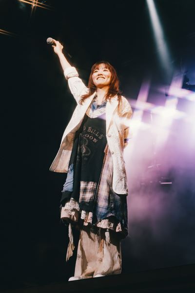 にしな、3年半の軌跡を詰め込んだ最新アルバム『日々散漫』制作背景＆全国ツアーへの思い語る「目の前にいる人を幸せにすることが大事」