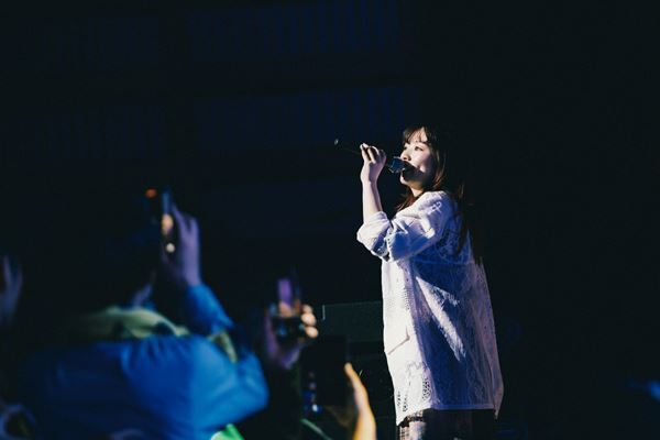 にしな、3年半の軌跡を詰め込んだ最新アルバム『日々散漫』制作背景＆全国ツアーへの思い語る「目の前にいる人を幸せにすることが大事」