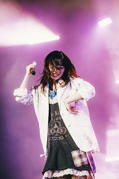 にしな、3年半の軌跡を詰め込んだ最新アルバム『日々散漫』制作背景＆全国ツアーへの思い語る「目の前にいる人を幸せにすることが大事」