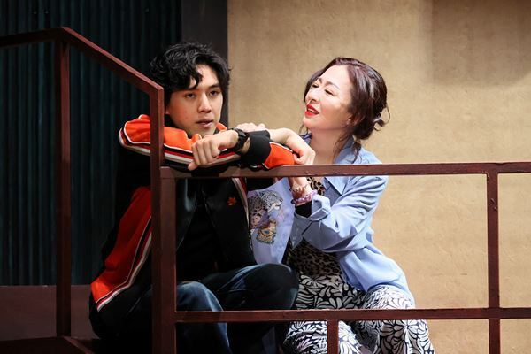 松雪泰子、坂東龍汰らが紡ぐ欲望の揺らぎ 『危険なワルツ』開幕コメント＆舞台写真が到着