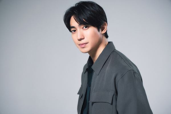 現職総理大臣の父と息子が入れ替わる!?　池井戸潤作品を舞台化した“痛快政治コメディ”『民王』有澤樟太郎×別所哲也インタビュー