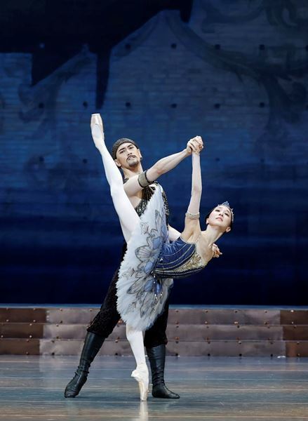 新国立劇場バレエ団『ライモンダ』舞台写真が到着　吉田都芸術監督「バレエ団にとって大切なレパートリーのひとつ」