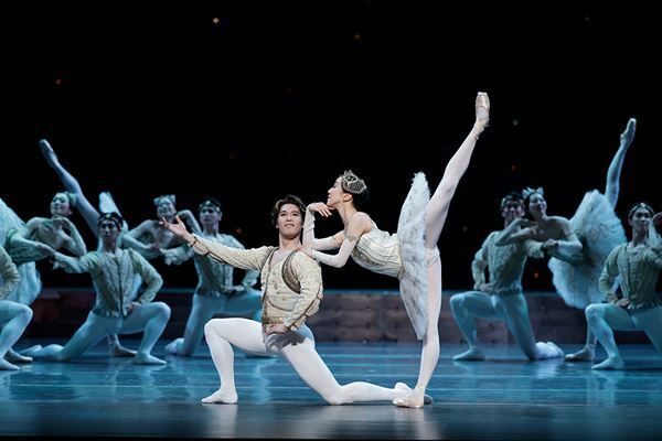 新国立劇場バレエ団『ライモンダ』舞台写真が到着　吉田都芸術監督「バレエ団にとって大切なレパートリーのひとつ」