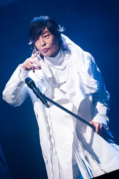 TMNETWORK、量子もつれをテーマとした衝撃の横浜アリーナ公演を観測【オフィシャルレポート】