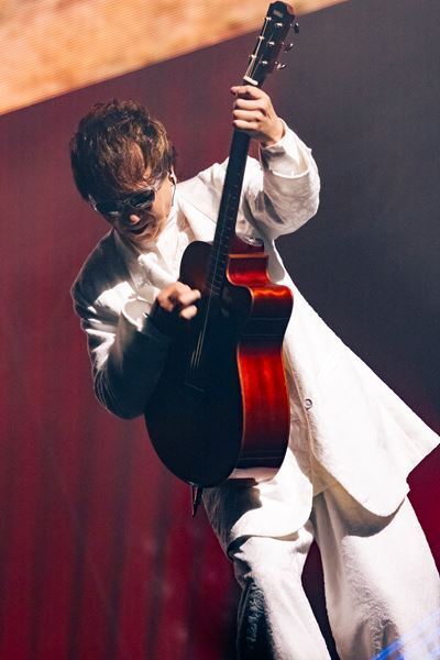 TMNETWORK、量子もつれをテーマとした衝撃の横浜アリーナ公演を観測【オフィシャルレポート】