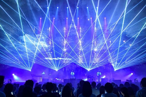 TMNETWORK、量子もつれをテーマとした衝撃の横浜アリーナ公演を観測【オフィシャルレポート】
