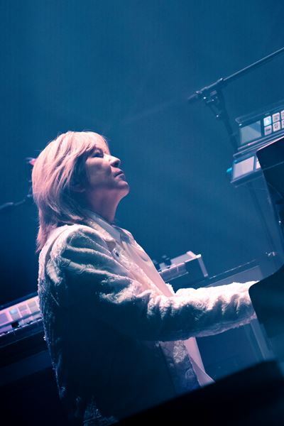 TMNETWORK、量子もつれをテーマとした衝撃の横浜アリーナ公演を観測【オフィシャルレポート】