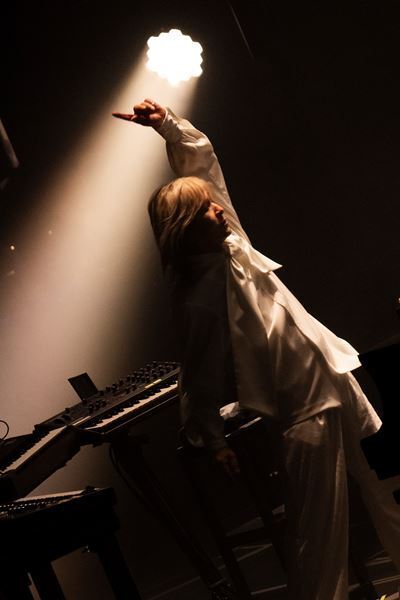 TMNETWORK、量子もつれをテーマとした衝撃の横浜アリーナ公演を観測【オフィシャルレポート】