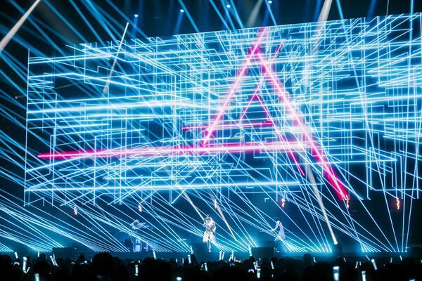 TMNETWORK、量子もつれをテーマとした衝撃の横浜アリーナ公演を観測【オフィシャルレポート】