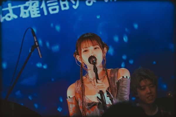 【ロイヤルギャル ライブレポート】初主催イベント東京編はMaverick Mom、三四少女を迎えて開催！三者三様のパフォーマンスで魅せた新世代バンドの共演を完全レポート