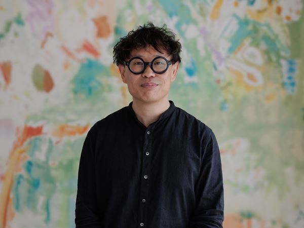 岡田利規『映画を撮りたいゾンビの演劇』開幕　舞台写真＆コメント到着