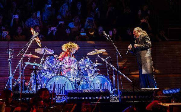 YOSHIKI、LA公演でジョシュ・グローバン＆KORN・ジョナサン・デイヴィスと共演　『VIOLET NIGHT』を日本語字幕版をWOWOWで放送・配信