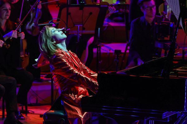 YOSHIKI、LA公演でジョシュ・グローバン＆KORN・ジョナサン・デイヴィスと共演　『VIOLET NIGHT』を日本語字幕版をWOWOWで放送・配信