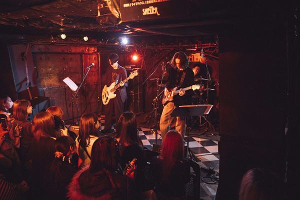 有島コレスケのソロプロジェクト・arko lemmingが7年ぶりのワンマンで魅せた、弾き語りからノイジーなファンクまでの実験的ステージをレポート！