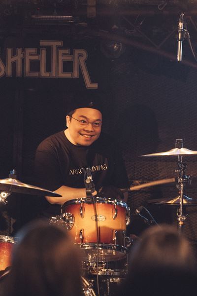 有島コレスケのソロプロジェクト・arko lemmingが7年ぶりのワンマンで魅せた、弾き語りからノイジーなファンクまでの実験的ステージをレポート！