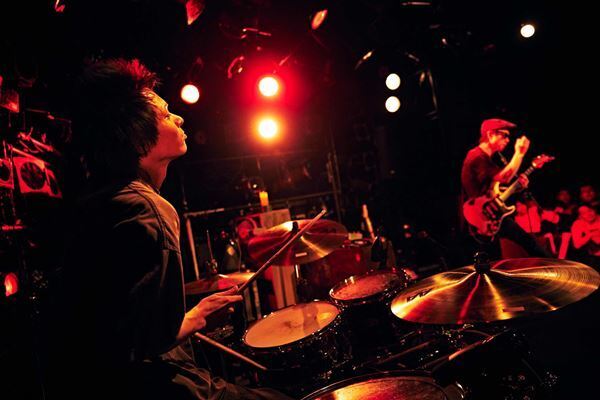 ピーズ、超満員の渋谷クラブクアトロで39周年を祝福「10年前も60年先も」と鳴らした夜