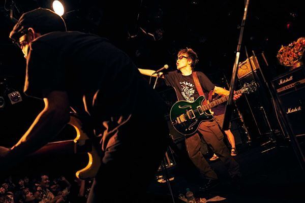 ピーズ、超満員の渋谷クラブクアトロで39周年を祝福「10年前も60年先も」と鳴らした夜