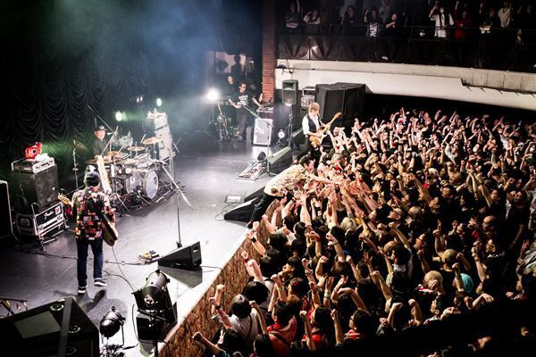 怒髪天・増子直純還暦ライブレポート──  祝福と涙の果てに“紅白”を想像させた夜