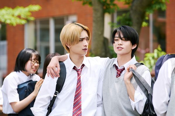 高橋恭平が鋭い眼光でメンチを切る！『山口くんはワルくない』新場面写真公開