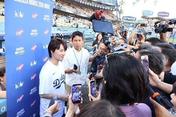 ノーバン投球＆流暢な英語で観客を魅了！ 神木隆之介が『ゴジラ-0.0』イベントでドジャース戦始球式に登板！