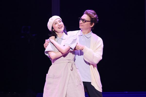 天海祐希、香取慎吾ら15名が100役以上を演じ分ける！ 三谷幸喜新作『新宿発8時15分』東京公演が開幕