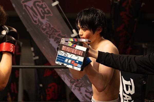 Netflix『喧嘩独学』武内英樹監督が明かす鈴鹿央士の過酷な役作り　場面写真8点も解禁