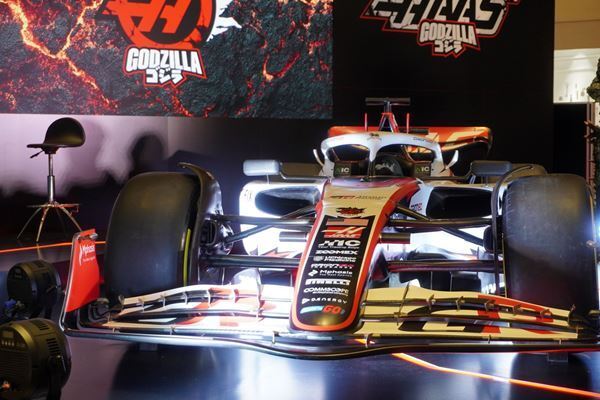 日本発「GODZILLA」とコラボしたF1マシンが世界初披露！ “怪獣王”が鈴鹿に降臨