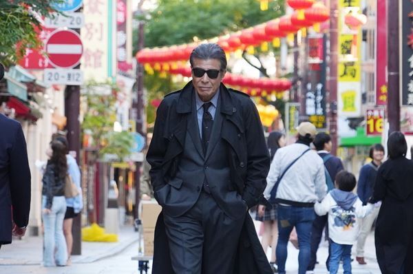 タカ＆ユージがクールに銃を構える『あぶない刑事』場面写真4点公開