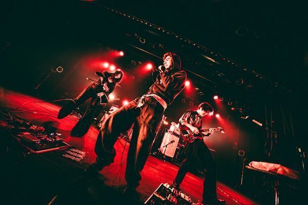 GLIM SPANKY『All the Greatest Buddies Tour 2025-2026』終幕！ラブサイケデリコを迎えたファイナル公演のオフィシャルレポート到着