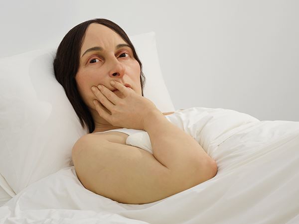 巨大な頭蓋骨100個が展示室を埋め尽くす！　ロン・ミュエクの個展が森美術館で開催