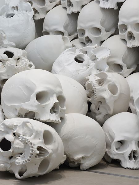 巨大な頭蓋骨100個が展示室を埋め尽くす！　ロン・ミュエクの個展が森美術館で開催