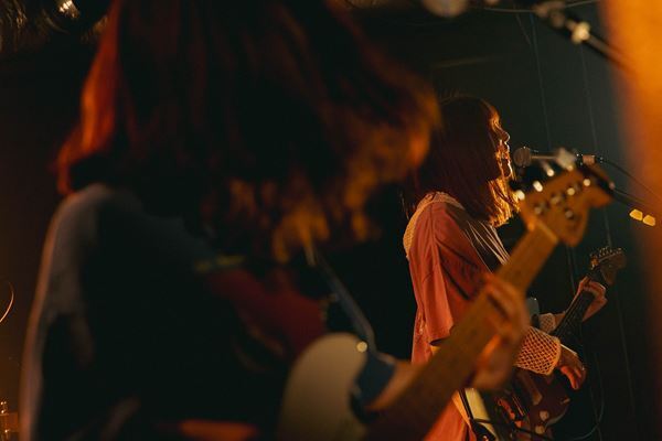 2ピースガールズバンド「ガラスの靴は落とさない」 夢を追い続ける苦しさも喜びも知る、今の彼女たちが鳴らす音【オフィシャルレポート】